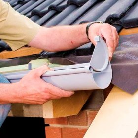 Инструкции за инсталиране на улуци на покрива: как да извършите инсталационните работи със собствените си ръце