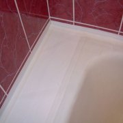 Как и как да затворите празнината между стената и банята: практически методи