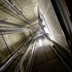 Попадане в бездната: възможно ли е да оцелеете в падащ асансьор?