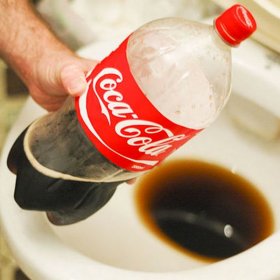Какво се случва, ако изсипете Coca Cola в тоалетната?