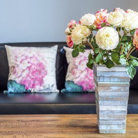 Възможно ли е да държите изкуствени цветя у дома: знаци и здрав разум