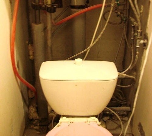 Как да скриете тръбите в тоалетната - анализ на 3 популярни начина за маскиране на тръбопровода