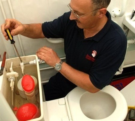 Направете самостоятелно ремонт на тоалетната: общи повреди на резервоара и купата за източване