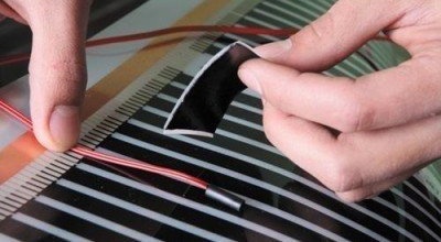 Монтиране на температурния сензор върху подовото отопление на филма под ламината