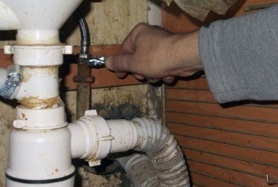 Изключване на гъвкавия маркуч от водопровода
