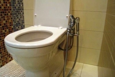 Тоалетна чиния с хигиеничен душ