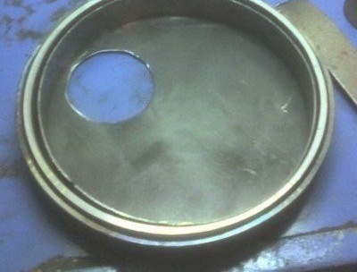 Два метални пръстена са заварени по ръба на вратата на булерийската пещ