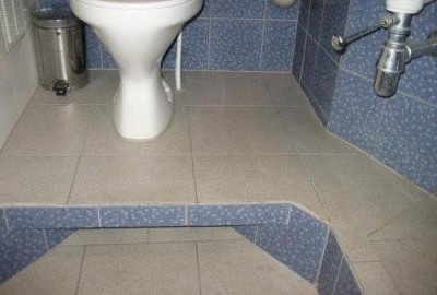 Как правилно да прехвърлите тоалетната от щранга, когато комбинирате банята с тоалетната?
