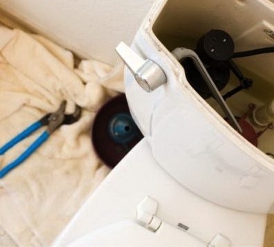 Какво да направите, когато тоалетната чиния тече: преглед на възможните причини и поправка