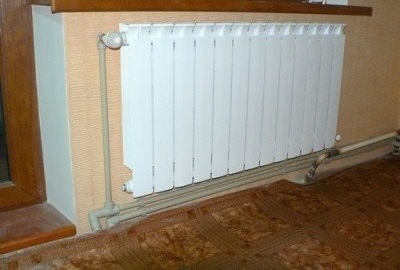 Отоплителни радиатори и тръби за отопление в апартамента