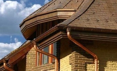 Монтаж на направен улук за покрив: улук, изработен от мед