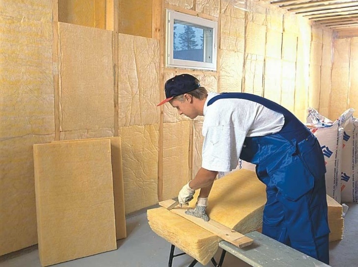 Как да изолирате стената в апартамента отвътре от влага