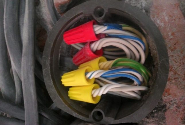 Свързване на проводници с помощта на специални капачки за ЛПС