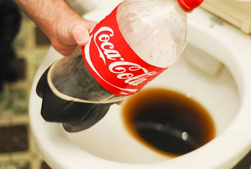 Какво се случва, ако изсипете Coca Cola в тоалетната?