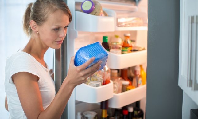 Момиче, хладилник, контейнер с хранителни стоки