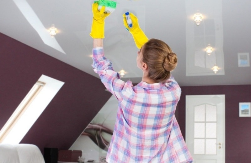 Как ефективно да измиете тавана на опъване и да не го счупите